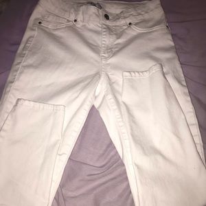 ALL WHITE CROPPED JEANS